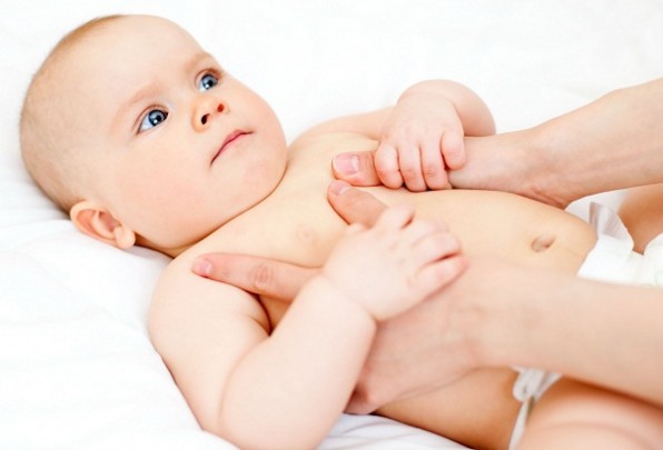 Что делать, если у новорожденного или грудничка мокнет пупок