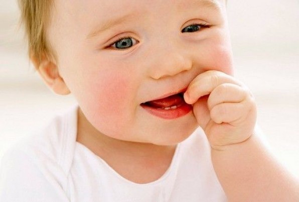 Прорезывание зубов у детей: порядок, признаки и как помочь ребенку